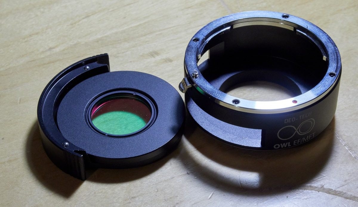The DEO-TECH OWL EF/MFT adapter with a 30.5 mm filter installed in the 52 mm filter drawer with the help of a step-down ring.